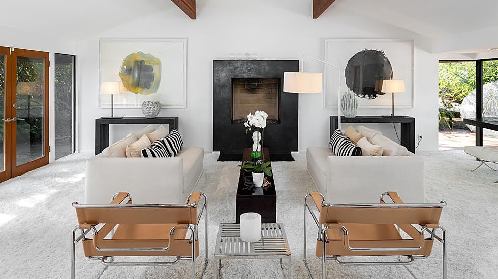 En uno de los salones de la vivienda, las sillas Wassily, creadas por Marcel Breuer en los años 20 del siglo XX, se sitúan frente a una gran chimenea de piedra negra. Los cuadros son del artista israelí Yuval Shaul.