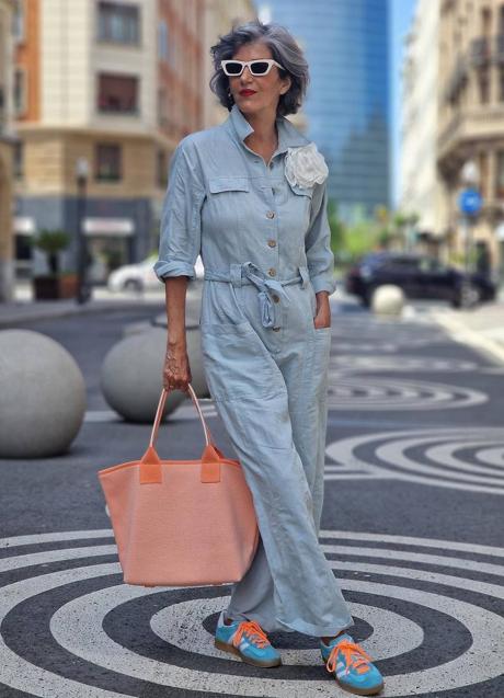 Imagen - Influencer con mono como look tendencia para otoño