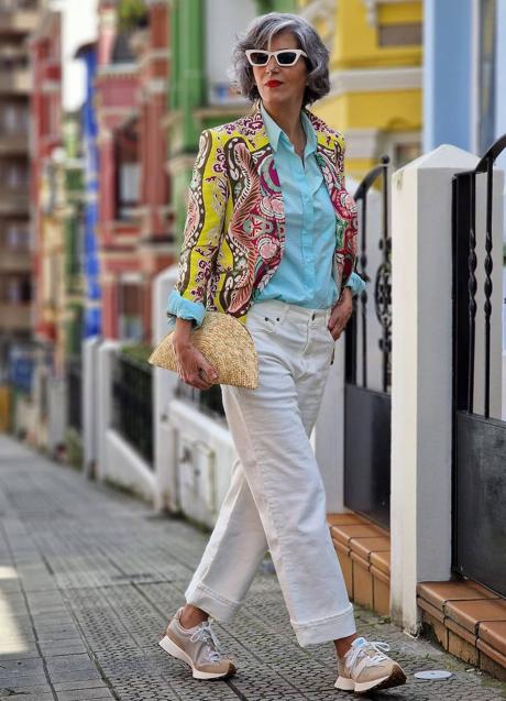 Imagen - Influencer con look básico con blazer estampada