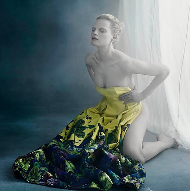 Imagen principal - Arriba, diseño de Erdem; a la izquierda, Sam Smith con el traje hinchable de Harri; a la derecha Björk con el vestido cisne de Marjan Pejoski.