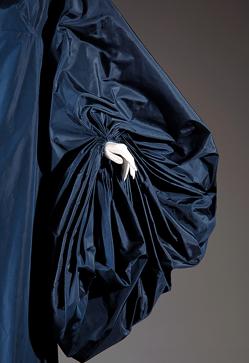 Imagen secundaria 2 - Arriba, look de la colección otoño-invierno 2014 de Moschino, inspirada en McDonald's. Tocado de Elsa Schiaparelli y detalle de la muestra Statement Sleeves.