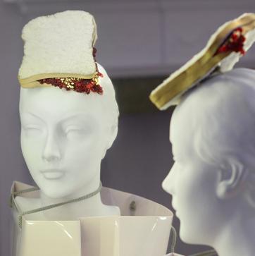 Imagen secundaria 1 - Arriba, look de la colección otoño-invierno 2014 de Moschino, inspirada en McDonald's. Tocado de Elsa Schiaparelli y detalle de la muestra Statement Sleeves.