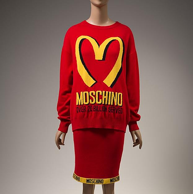 Imagen principal - Arriba, look de la colección otoño-invierno 2014 de Moschino, inspirada en McDonald's. Tocado de Elsa Schiaparelli y detalle de la muestra Statement Sleeves.