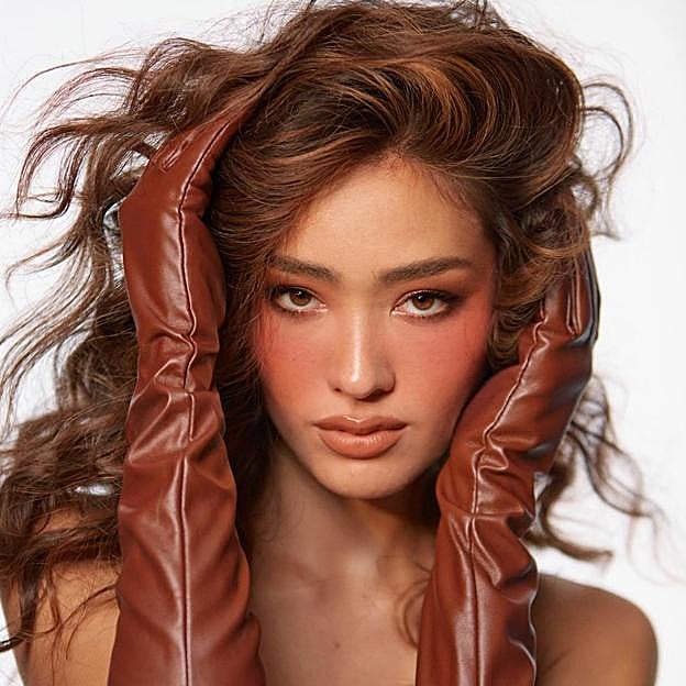 Modelo con color de pelo tendencia para otoño invierno 2023 castaño cobrizo