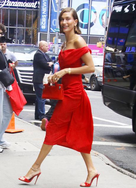 Imagen - Hailey Bieber con un vestido midi rojo. / GTRES