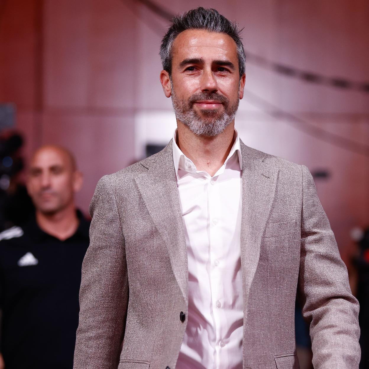 El seleccionador Jorge Vilda y, al fondo, Luis Rubiales, presidente de la RFEF. 