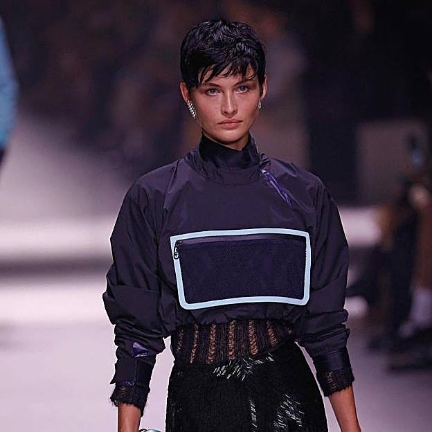 La modelo Grace Elizabeth con corte de pelo pixie crecido