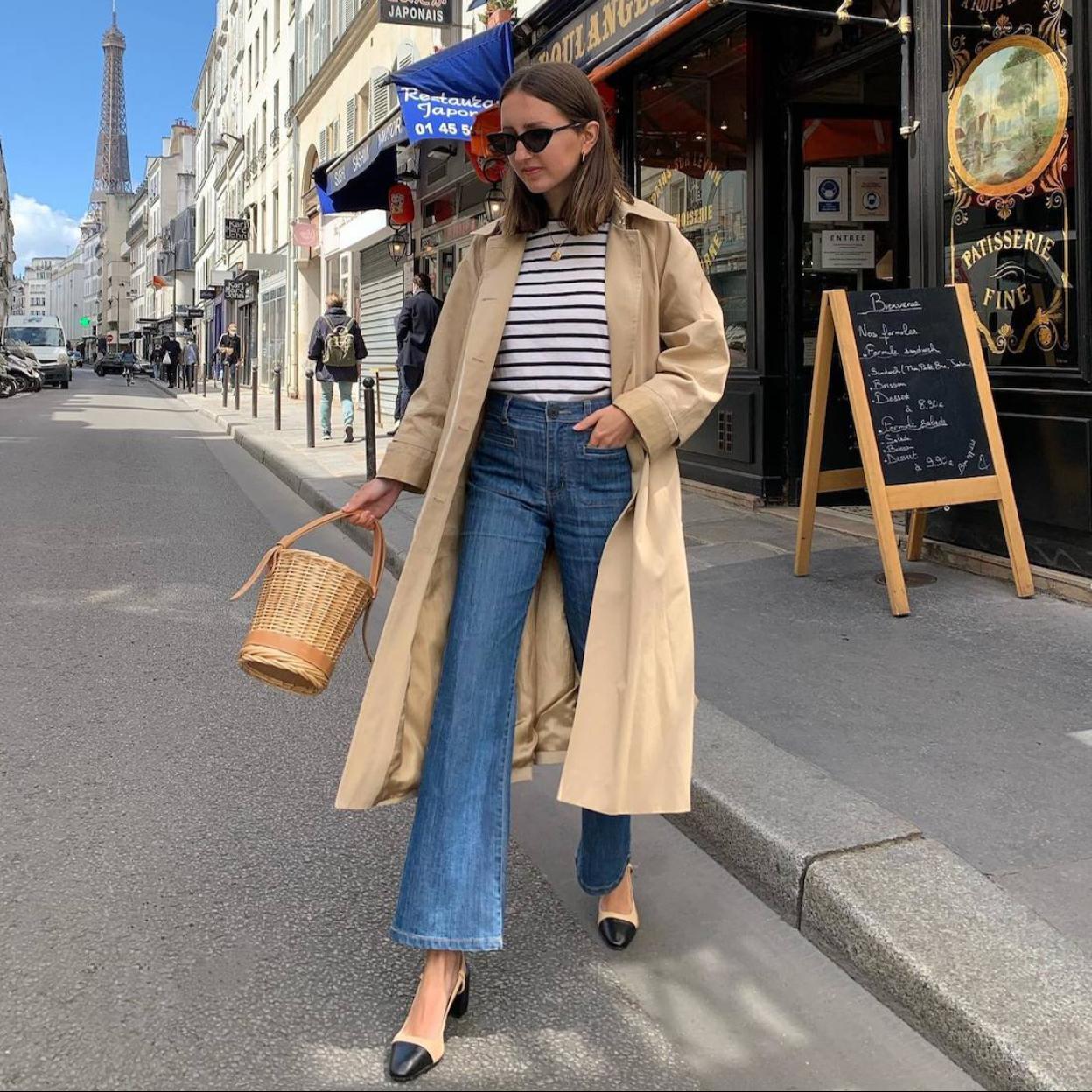 La influencer lleva un look con gabardina