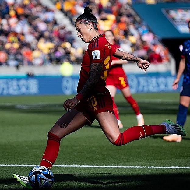 Jenni Hermoso, integrante de la Selección Española de Fútbol Femenino, jugando al fútbol.