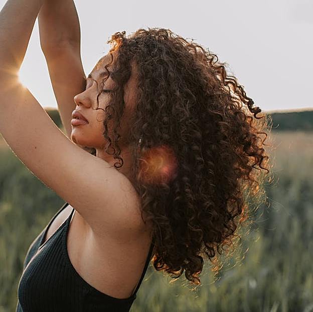 Mujer con rizos definidos