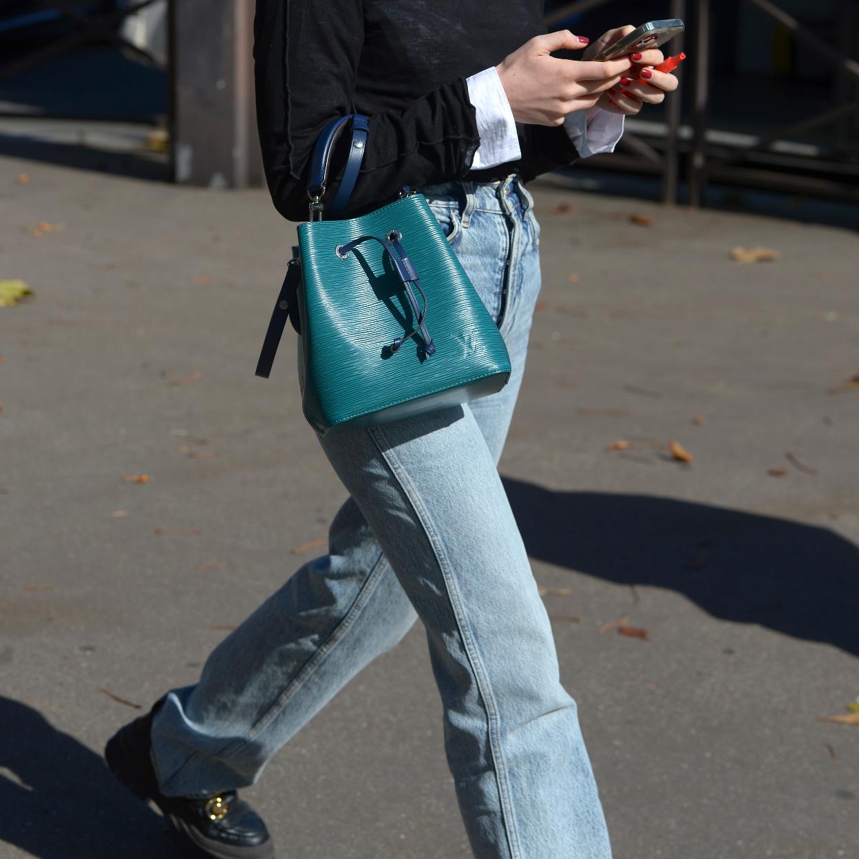 Una mujer con vaqueros de tiro alto.