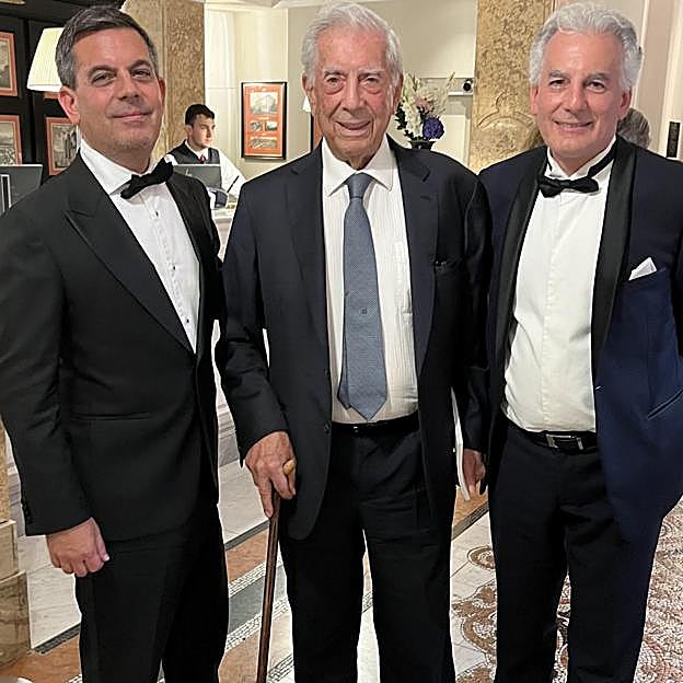 Mario Vargas Llosa, nuevo icono de moda gracias a su hijo: así cuenta Álvaro la vida de su padre en las redes