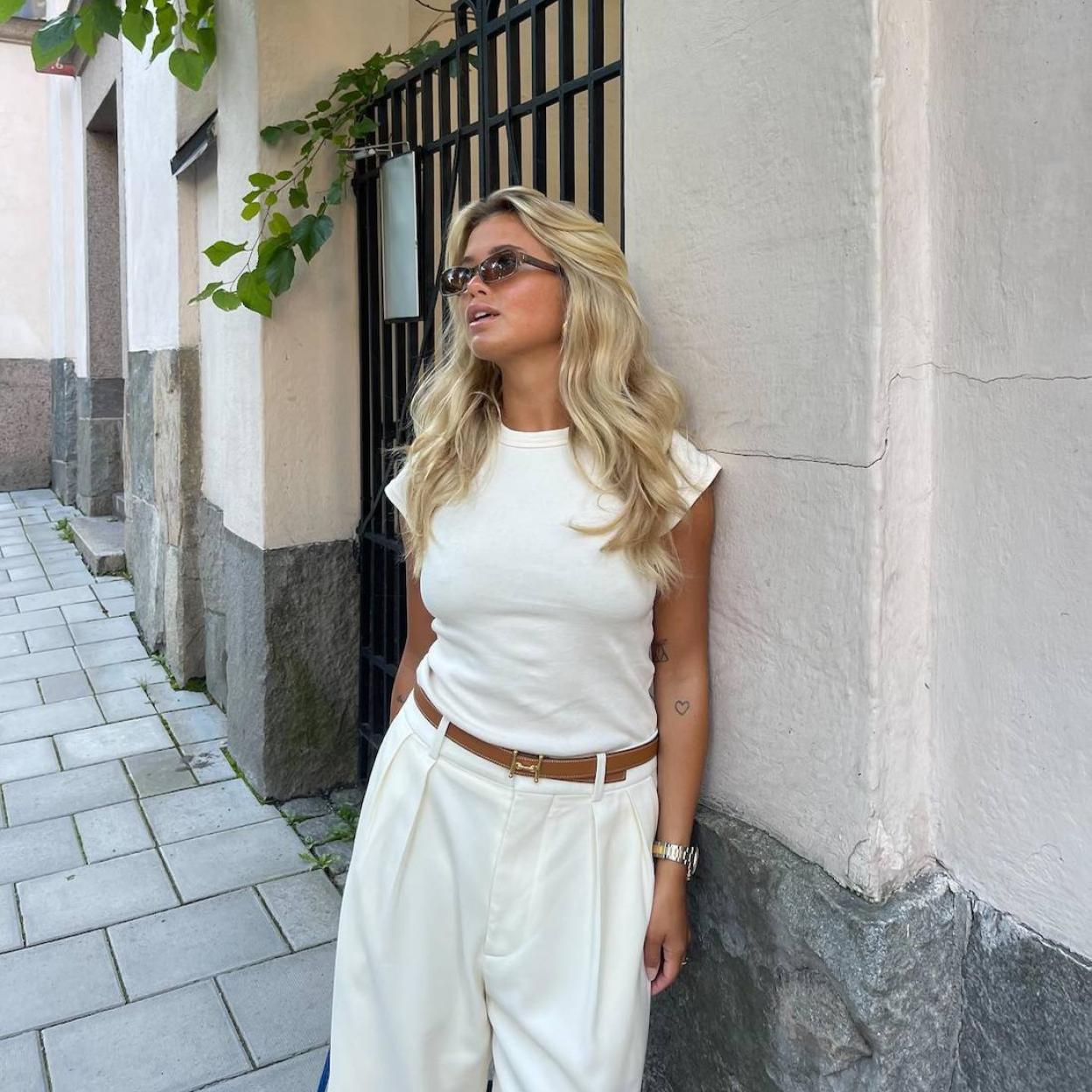 La influencer lleva un look con camiseta básica