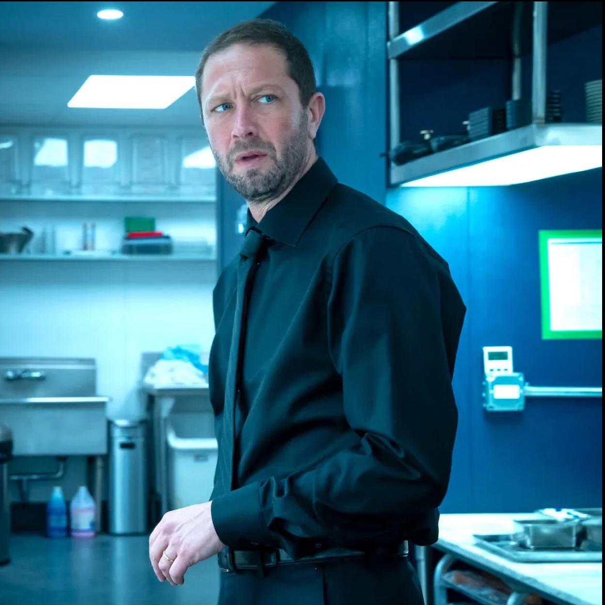 Ebon Moss-Bachrach, Richie en The Bear, en una imagen de la segunda temporada de la serie. 