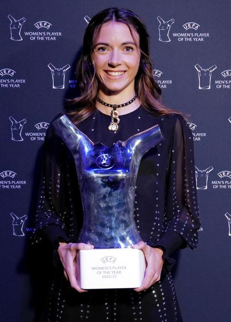 Imagen - La futbolista Aitana Bonmatí recoge el premio a Mejor Jugadora. (INSTAGRAM)