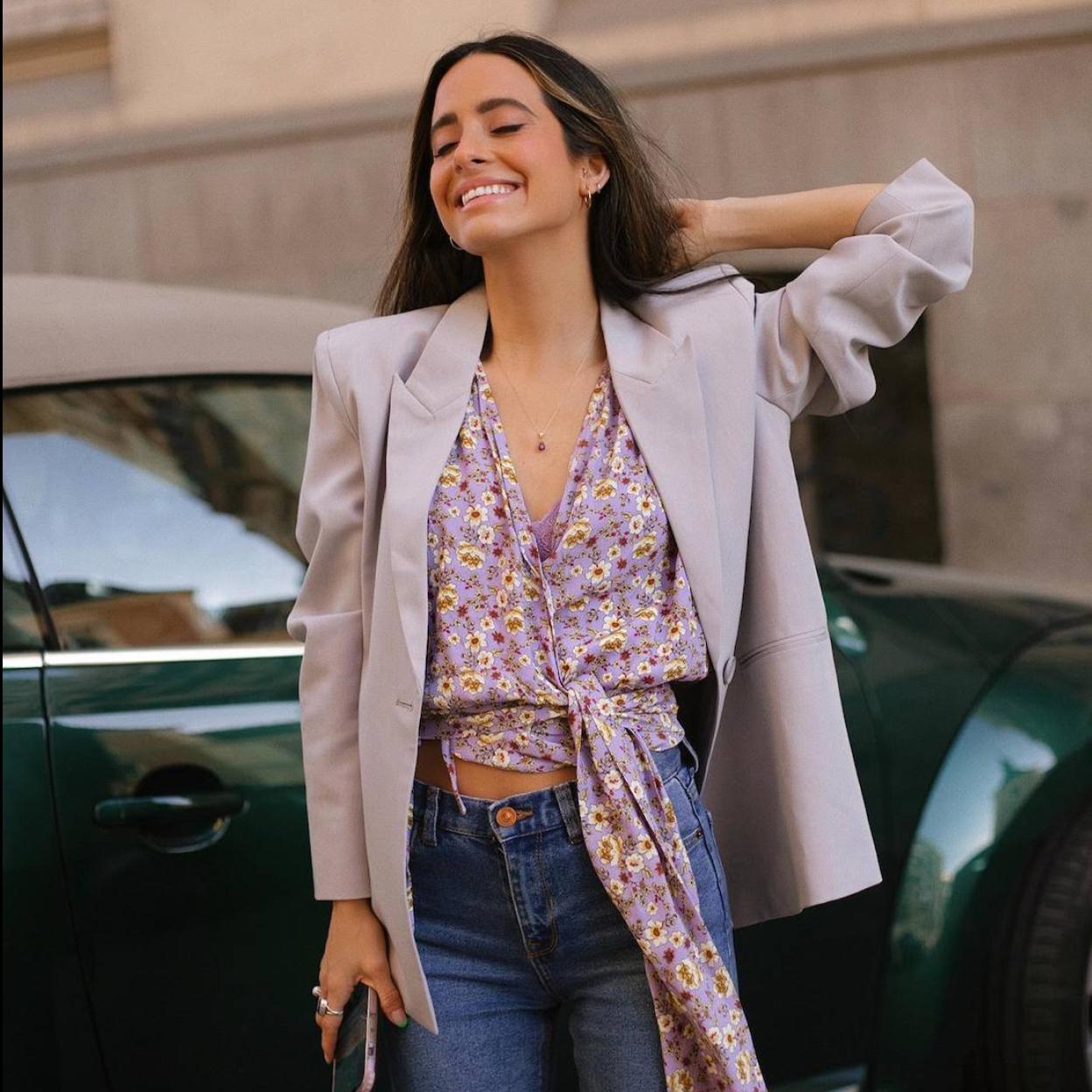 La influencer lleva una camisa de flores