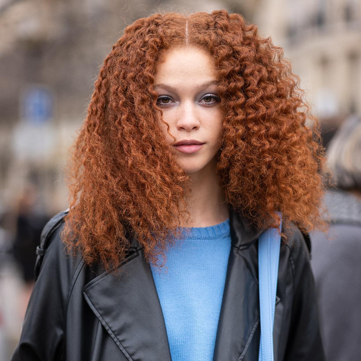 Influencer con pelo rizado