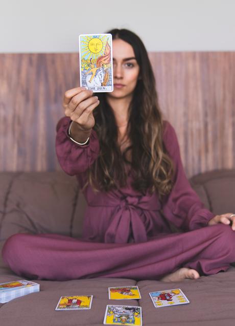 Imagen - Mujer con cartas del Tarot/PEXELS