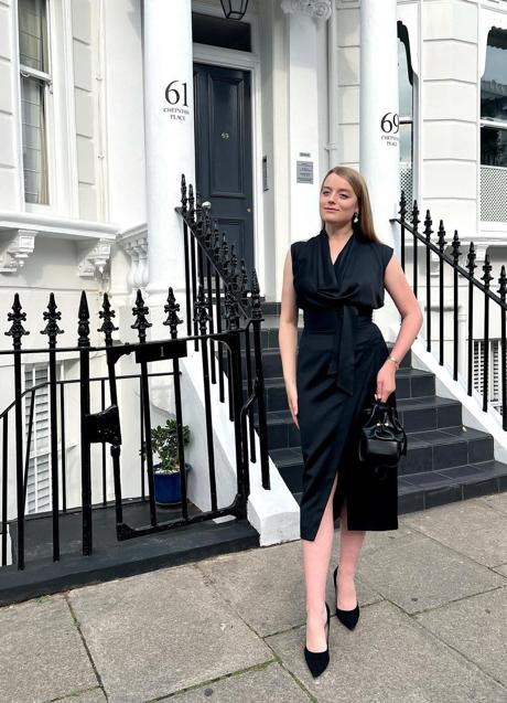 Imagen - Flora Ogilvy con vestido negro. Foto: @floravesterberg