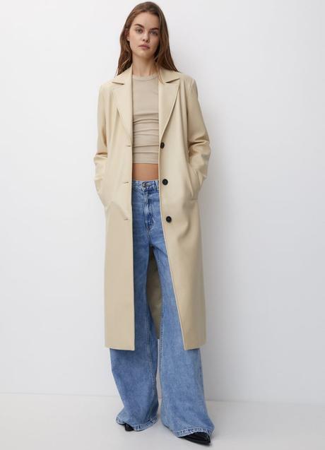 Imagen - Trench efecto piel de Pull & Bear (59,99 euros)