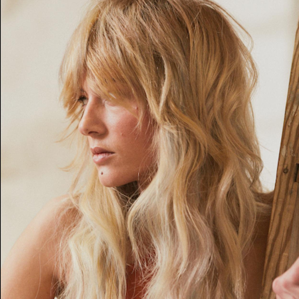 Mujer con melena rubia larga