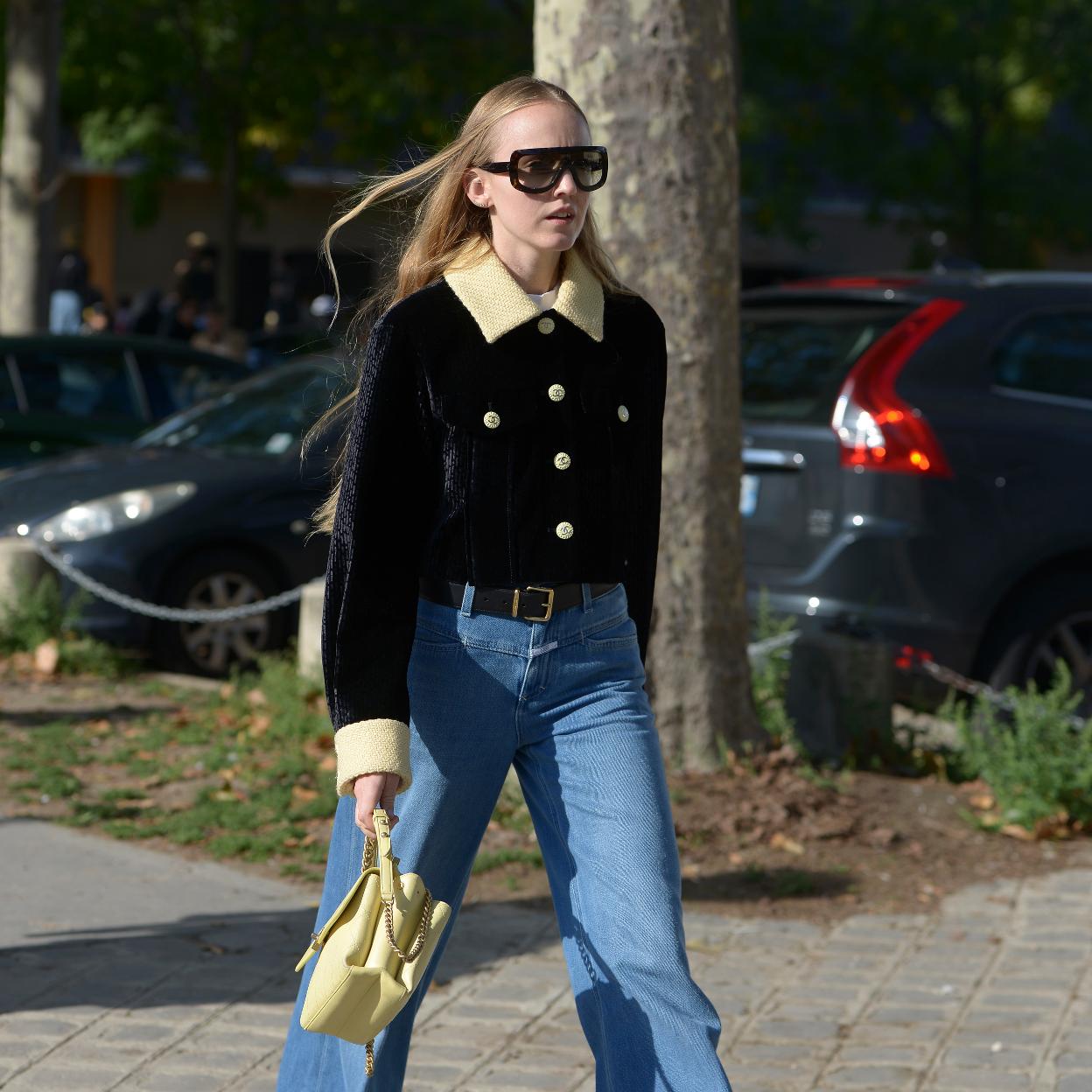 Una modelo con vaqueros.