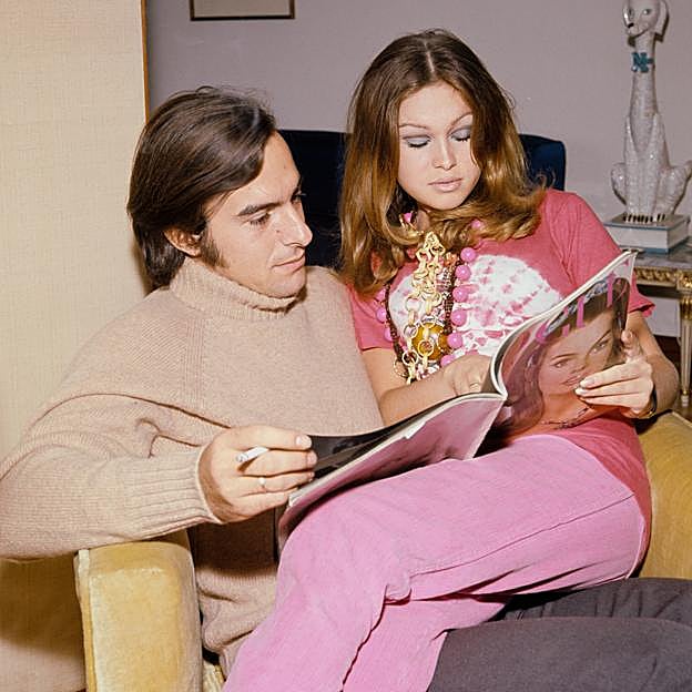 Marisol era una niña cuando se trasladó a vivir a Madrid, en casa de su descubridor Manuel Goyanes. Allí conoció a su hijo Carlos, con el que se casaría a los 22 años. 