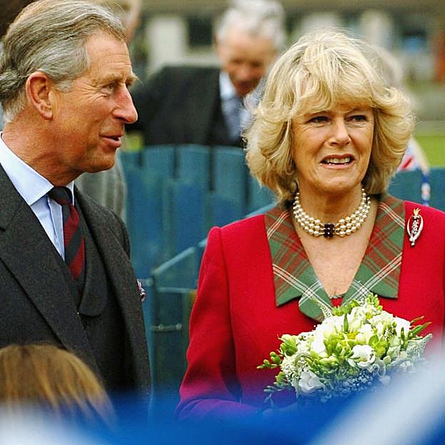 Las míticas perlas de Isabel II que no va a heredar la reina Camilla (ni Kate Middleton): quién se ha quedado con el trágico collar de tres vueltas