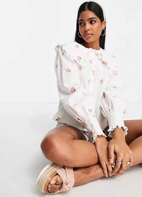 Imagen - Blusa de cuello bobo con bordados de flores