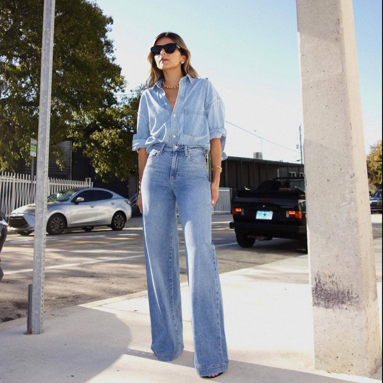 La influencer lleva un total look denim con camisa vaquera
