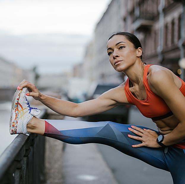 Elevación lateral de piernas, un ejercicio fácil que tonifica glúteos y piernas (y puedes hacer en casa)