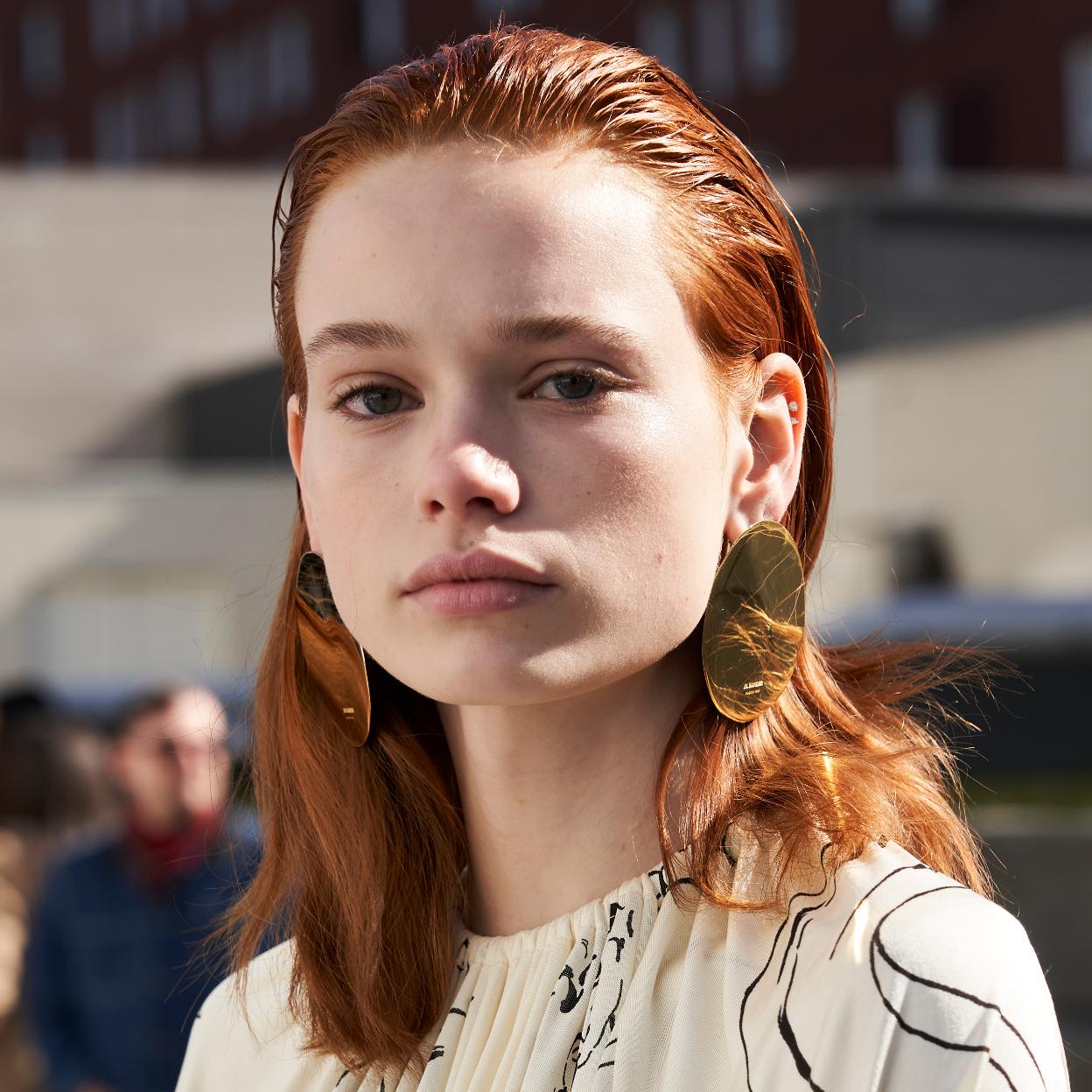 Mujer con pelo teñido de rojo