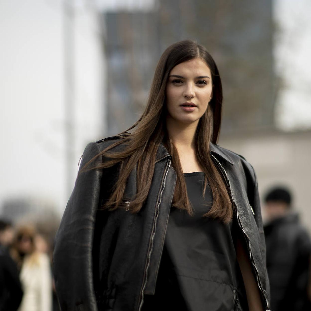 Influencer con suaves líneas de expresión en la frente