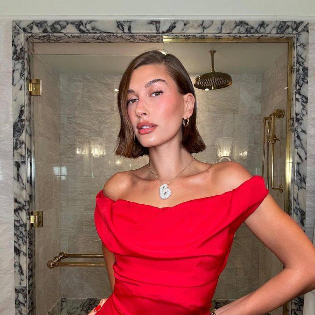 Hailey Bieber con look de maquillaje viral