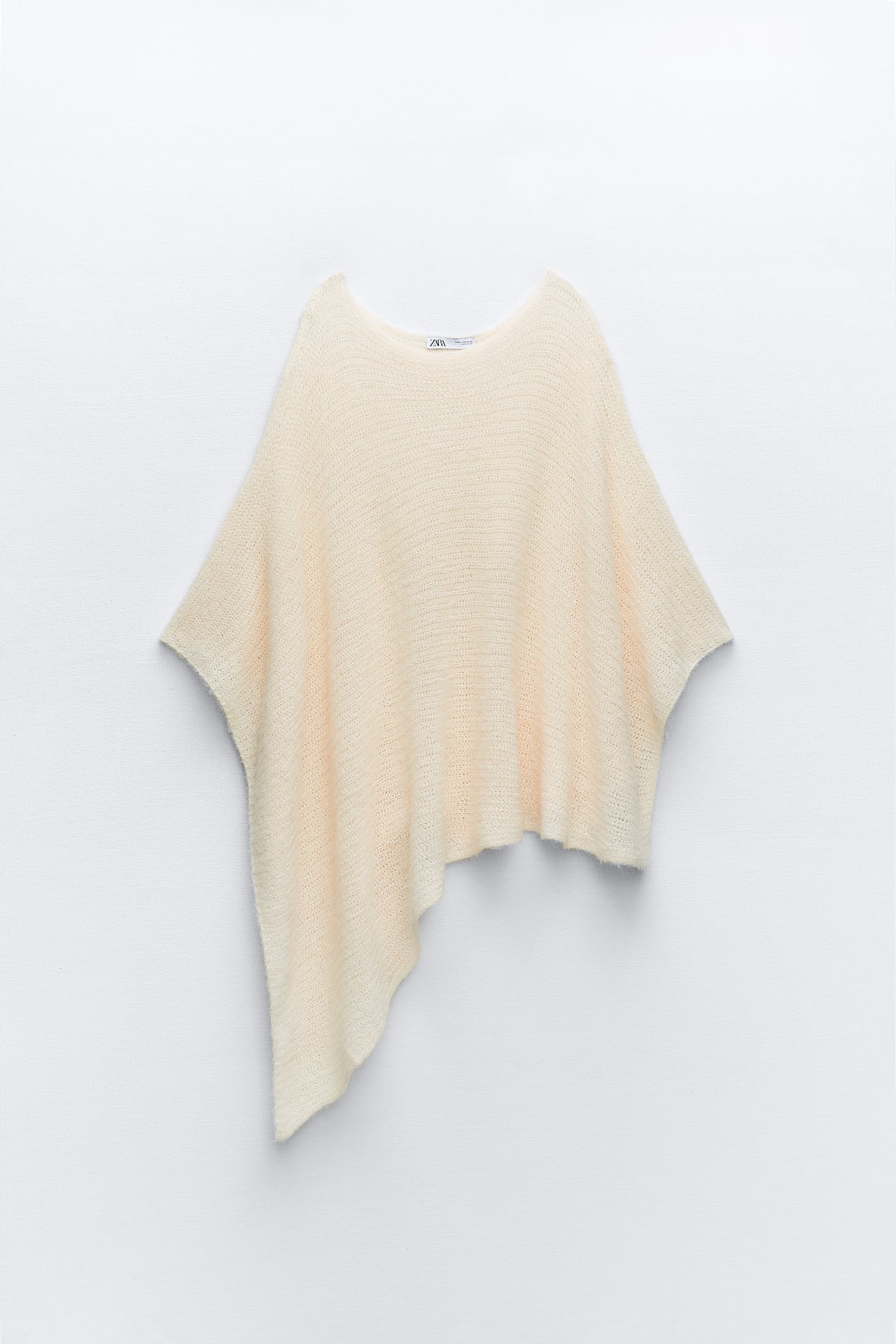 Imagen - Capa de punto abierto en color beige de Zara. Foto: Zara.