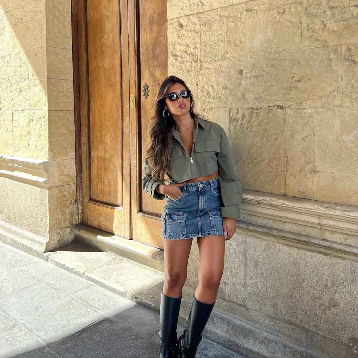 La influencer lleva un look con falda cargo y botas