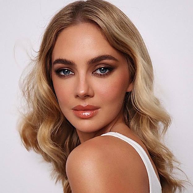 Modelo con smoky eyes en tonos marrón