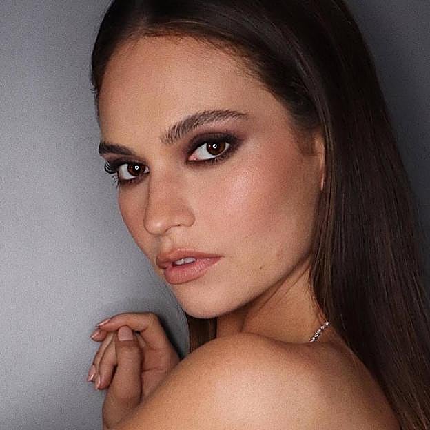 Lily James con ojos ahumados