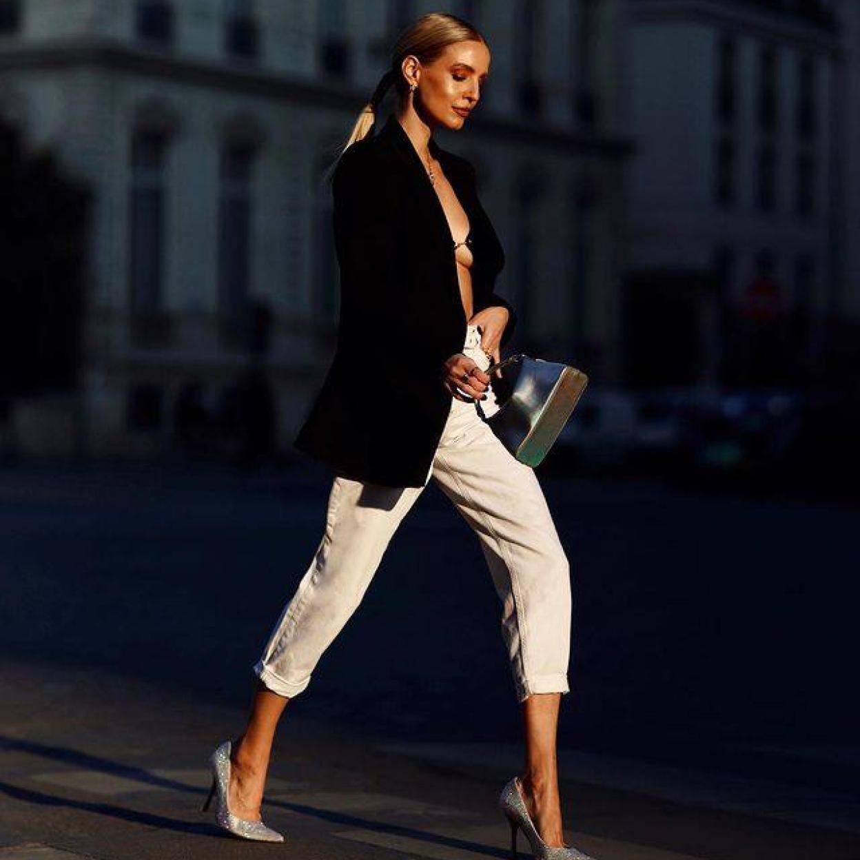 La influencer lleva un look con pantalón paperbag