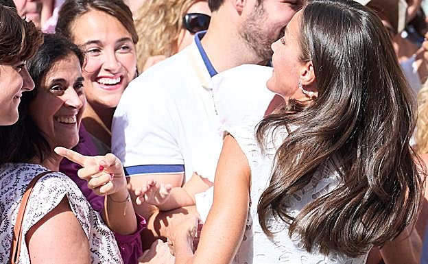 La reina Letizia dedicó más tiempo de lo previsto a saludar a las personas que acudieron a vitorearla en las inmediaciones de la catedral de Pamplona y en el ayuntamiento.