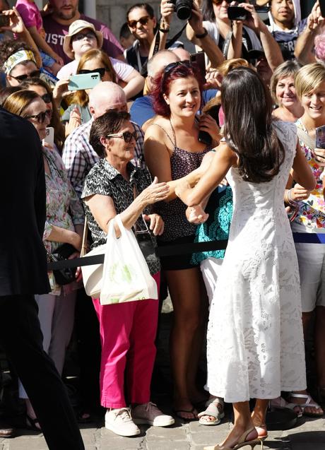 Imagen - La reina Letizia dedicó bastantes minutos a saludar a sus fans, reunidas en la Catedral de Pamplona. (FOTO: LIMITED PICTURES)