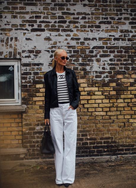 Imagen - Una mujer con camiseta de rayas y vaqueros blancos. Foto: Launchmetrics spotlight.