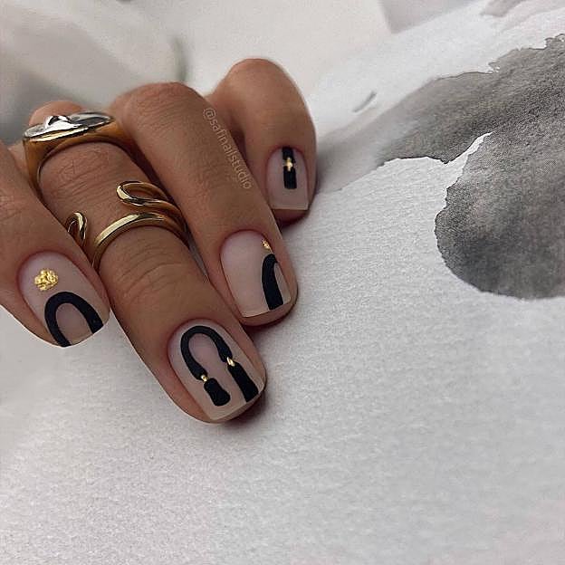 Manicura de uñas negras con líneas abstractas