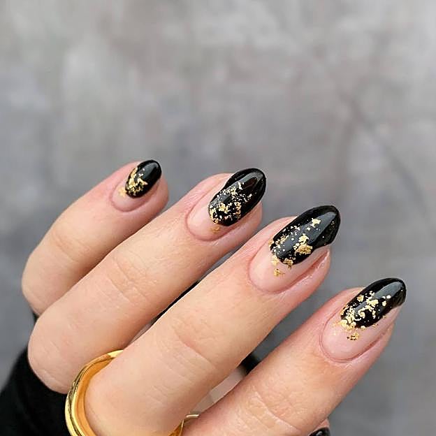 Uñas negras con detalles dorados
