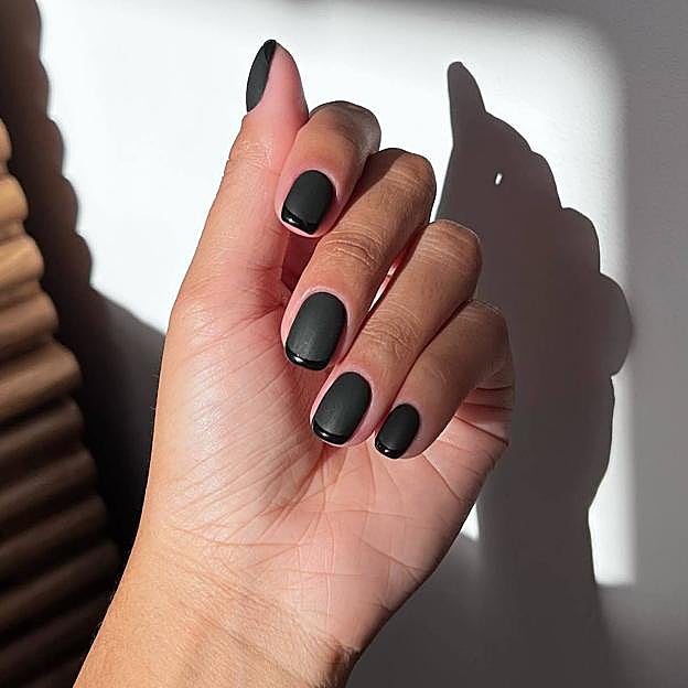 Uñas negras en esmaltes de acabado combinado