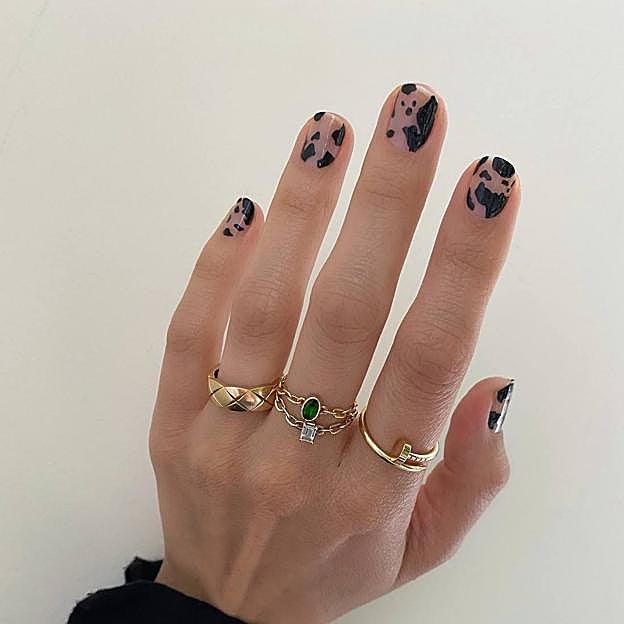 Uñas negras con animal print