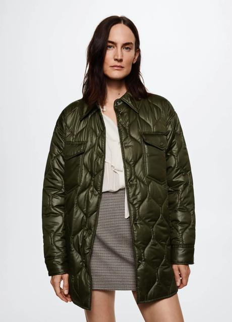 Imagen - Plumífero acolchado en color verde de Mango Outlet. Foto: Mango Outlet.