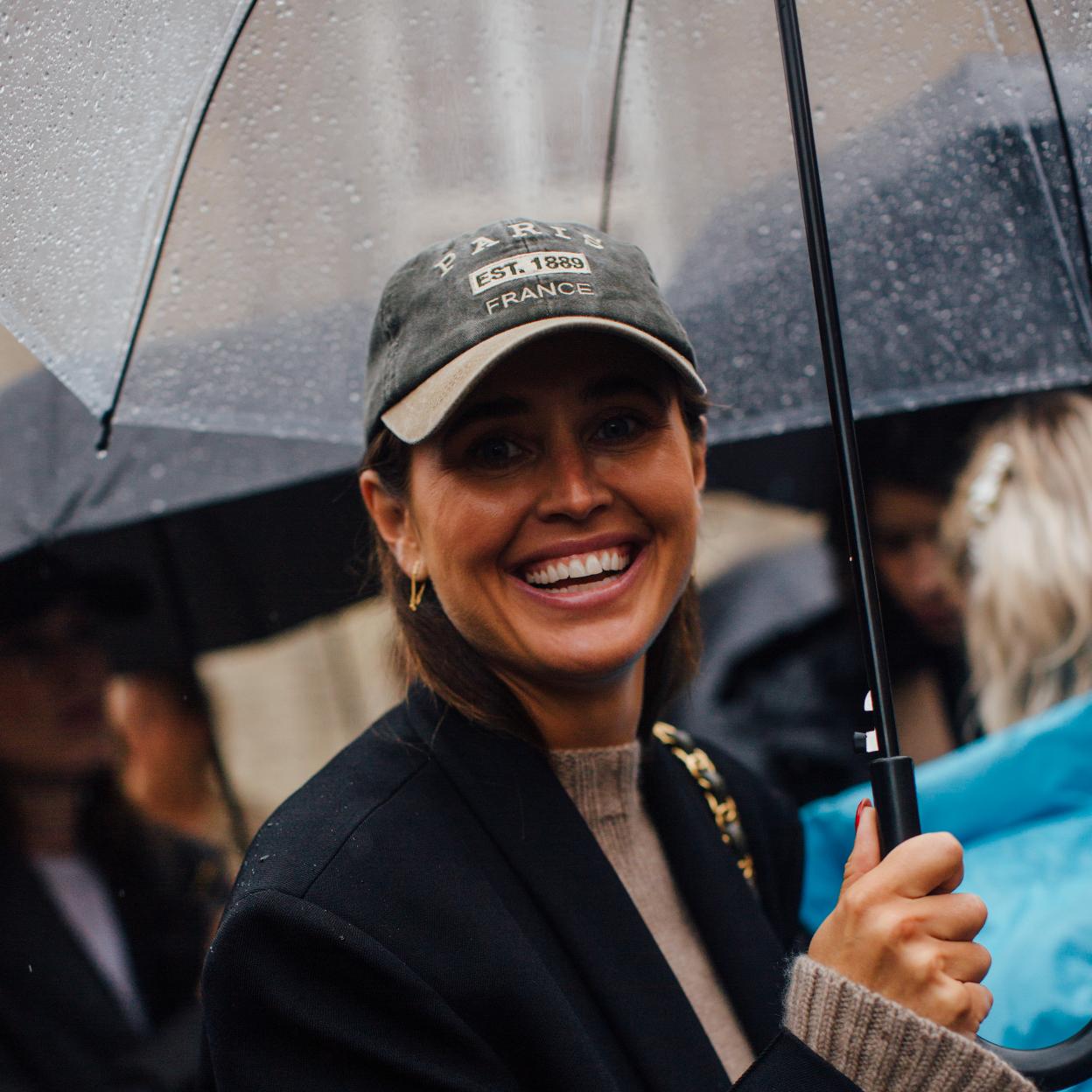 Una mujer protegiéndose de la lluvia.