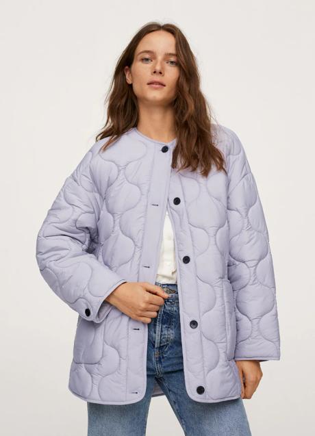 Imagen - Plumas acolchado en color lavanda de Mango Outlet. Foto: Mango Outlet.