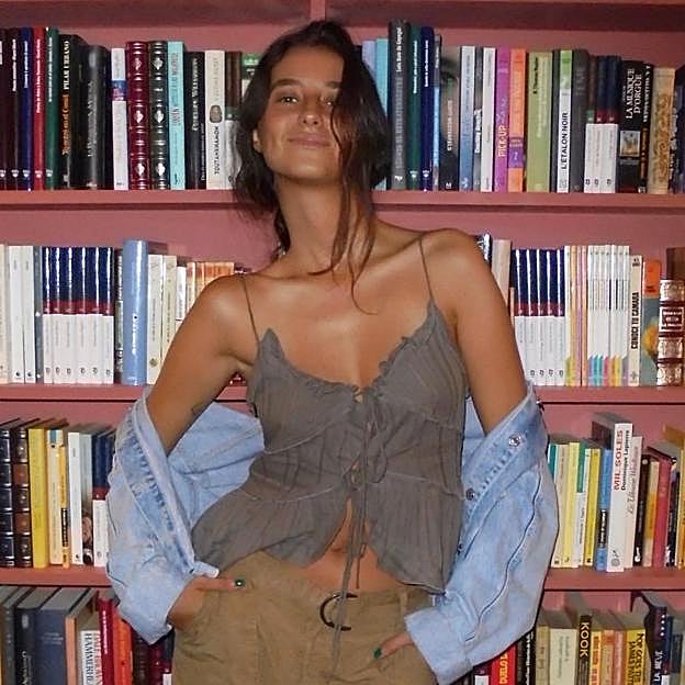 El look de Victoria Federica en el concierto de Rauw Alejandro con minifalda de tablas de Zara y botas cowboy cómodas